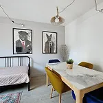 Rue Bien Assis Avec Jardin Terrasse