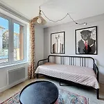 Rue Bien Assis Avec Jardin Terrasse