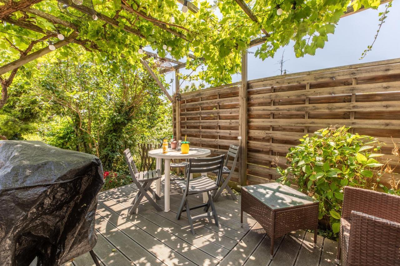 Rue Bien Assis Avec Jardin Terrasse